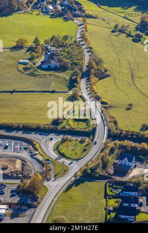 Vue aérienne, nouvelle zone de construction Bottschere-Süd avec route d'alimentation Bundesstraße B480 dans le quartier Bigge à Olsberg, pays aigre, Rhénanie-du-Nord-Westphalie, Banque D'Images