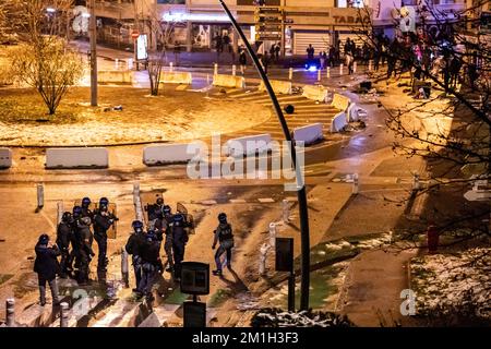 ANNEMASSE, FRANCE - 10 DÉCEMBRE 2022 : affrontement violent entre la police anti-émeute française et les supporters marocains de la coupe du monde célébrant la victoire 1-0 contre l'Espagne Banque D'Images