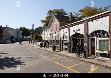 Les gens se promènent dans les boutiques uniques de Bearskin Neck à Rockport, Massachusetts Banque D'Images