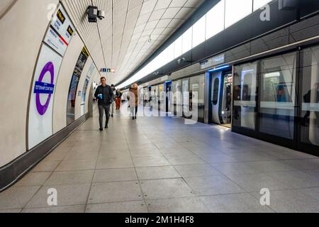 Vue sur la plate-forme de la station de métro Tottenham court Road London sur la ligne Elizabeth Banque D'Images