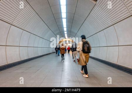 Vue sur un tunnel à la station de métro Tottenham court Road London à Londres, Royaume-Uni Banque D'Images