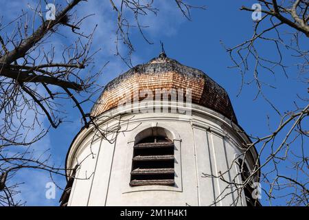 AUTRICHE, MEDLING - 11 DÉCEMBRE 2022: dôme en bois d'une église chrétienne contre un ciel clair Banque D'Images