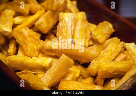 Frit manioc brésilien, cuisine traditionnelle du Brésil, dans un bol en argile artisanale, tradition brésilienne typique de Minas Gerais Banque D'Images