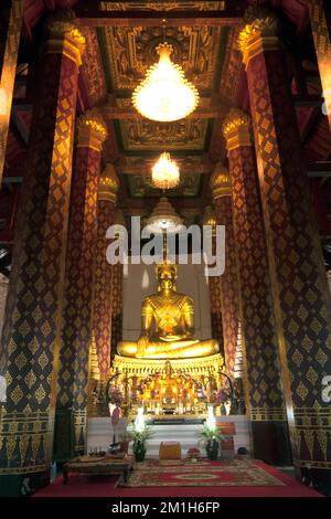 Phra Phuttha Nimit Wichitmara Moli Sri Sanphet Boromatrailokanat que dans un régalia royal -clad,à Wat Na Phra Meru . Situé à Ayutthaya , Thaïlande. Banque D'Images