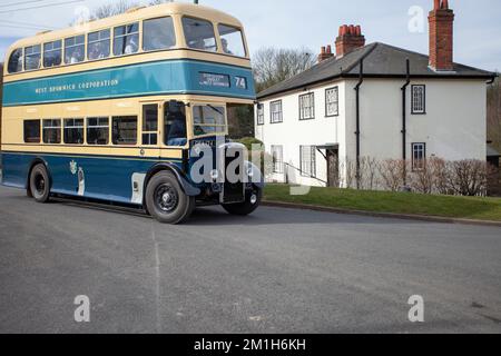 Dudley, West Midlands-royaume-uni autobus à impériale bleu et crème de 01 mai 2022 des années 1940 utilisé dans les West midlands avec des passagers Banque D'Images