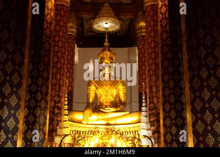 Phra Phuttha Nimit Wichitmara Moli Sri Sanphet Boromatrailokanat que dans un régalia royal -clad,à Wat Na Phra Meru . Situé à Ayutthaya , Thaïlande. Banque D'Images
