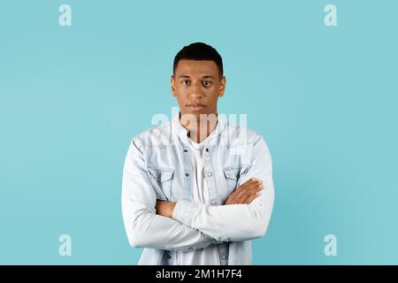 Sérieux calme confiant jeune africain américain jeune étudiant avec les bras croisés sur la poitrine Banque D'Images