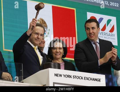 New York, États-Unis. 12th décembre 2022. L'ambassadeur Esteban Moctezuma, du Mexique, sonne la cloche de clôture lundi à la Bourse de New York, à Wall Street, dans la ville de New York, à 12 décembre 2022. Photo de John Angelillo/UPI crédit: UPI/Alay Live News Banque D'Images