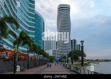 Paysage urbain de la promenade du bord de mer Malecon 2000 le long de la rivière Guayas avec des bâtiments modernes, Guayaquil, Equateur. Banque D'Images