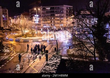 ANNEMASSE, FRANCE - 10 DÉCEMBRE 2022 : affrontement violent entre la police anti-émeute française et les supporters marocains de la coupe du monde célébrant la victoire 1-0 contre l'Espagne Banque D'Images