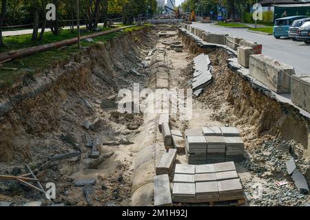 Travaux de construction sur la pose de tuyaux de chauffage dans une tranchée. Le système d'approvisionnement en eau froide et en eau chaude dans les bâtiments résidentiels et les locaux industriels. Masse Banque D'Images