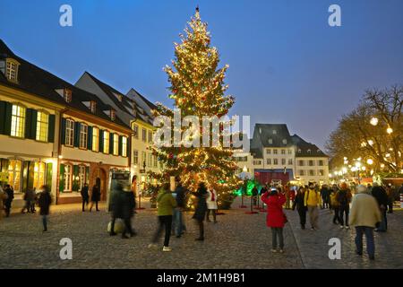 Marché de Noël dans la Munsterplatz, près de la cathédrale de Bâle. Bâle, Suisse - décembre 2022 Banque D'Images