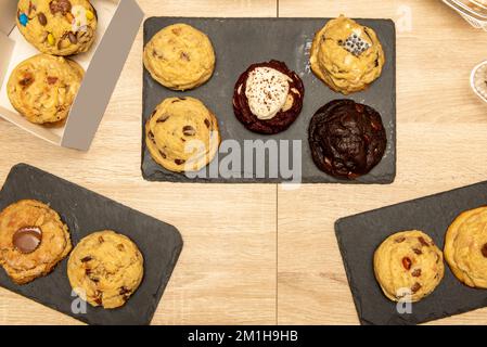 Ensemble de plateaux de biscuits au chocolat avec différentes saveurs sur une table en bois Banque D'Images