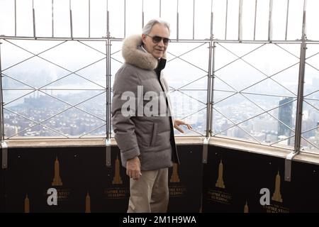 New York, Estados Unidos. 12th décembre 2022. Andrea Bocelli ténor, compositeur et producteur de musique italien accompagné de la femme Veronica Berti Bocelli et des enfants Virginia Bocelli, Matteo Bocelli visite l'Empire State Building à New York. 12 décembre 2022 (PhotoVanessa Carvalho) Credit: Brésil photo Press/Alamy Live News Banque D'Images