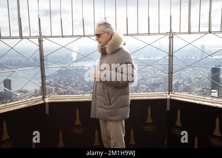 New York, Estados Unidos. 12th décembre 2022. Andrea Bocelli ténor, compositeur et producteur de musique italien accompagné de la femme Veronica Berti Bocelli et des enfants Virginia Bocelli, Matteo Bocelli visite l'Empire State Building à New York. 12 décembre 2022 (PhotoVanessa Carvalho) Credit: Brésil photo Press/Alamy Live News Banque D'Images