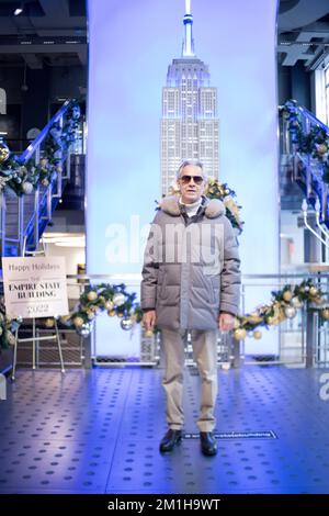 New York, Estados Unidos. 12th décembre 2022. Andrea Bocelli ténor, compositeur et producteur de musique italien accompagné de la femme Veronica Berti Bocelli et des enfants Virginia Bocelli, Matteo Bocelli visite l'Empire State Building à New York. 12 décembre 2022 (PhotoVanessa Carvalho) Credit: Brésil photo Press/Alamy Live News Banque D'Images