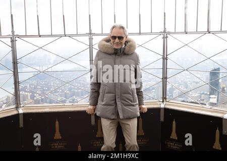 New York, Estados Unidos. 12th décembre 2022. Andrea Bocelli ténor, compositeur et producteur de musique italien accompagné de la femme Veronica Berti Bocelli et des enfants Virginia Bocelli, Matteo Bocelli visite l'Empire State Building à New York. 12 décembre 2022 (PhotoVanessa Carvalho) Credit: Brésil photo Press/Alamy Live News Banque D'Images