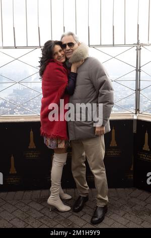 New York, Estados Unidos. 12th décembre 2022. Andrea Bocelli ténor, compositeur et producteur de musique italien accompagné de la femme Veronica Berti Bocelli et des enfants Virginia Bocelli, Matteo Bocelli visite l'Empire State Building à New York. 12 décembre 2022 (PhotoVanessa Carvalho) Credit: Brésil photo Press/Alamy Live News Banque D'Images