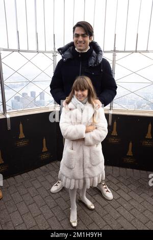 New York, Estados Unidos. 12th décembre 2022. Andrea Bocelli ténor, compositeur et producteur de musique italien accompagné de la femme Veronica Berti Bocelli et des enfants Virginia Bocelli, Matteo Bocelli visite l'Empire State Building à New York. 12 décembre 2022 (PhotoVanessa Carvalho) Credit: Brésil photo Press/Alamy Live News Banque D'Images