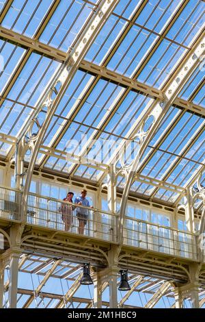 Fer à repasser et un toit en verre et la mezzanine chemins d'être rénové et rouvert Europe House à Kew Gardens, London, UK Banque D'Images