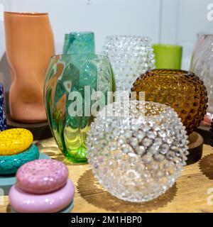 Londres, Royaume-Uni - 10 décembre 2022, grand magasin Liberty Luxury. Vases en verre multicolores de formes différentes sur un marché local à vendre Banque D'Images