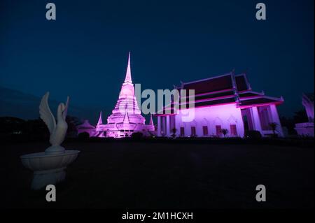 Coloré au crépuscule des temples les plus importants est Phra Samut Chedi. C'est seulement le symbole de la province de Samut Prakan , au milieu de la Thaïlande. Banque D'Images