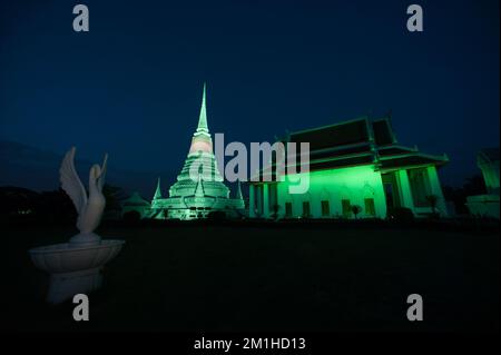 Coloré au crépuscule des temples les plus importants est Phra Samut Chedi. C'est seulement le symbole de la province de Samut Prakan , au milieu de la Thaïlande. Banque D'Images