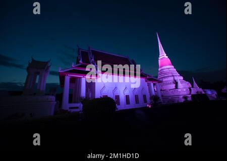 Coloré au crépuscule des temples les plus importants est Phra Samut Chedi. C'est seulement le symbole de la province de Samut Prakan , au milieu de la Thaïlande. Banque D'Images