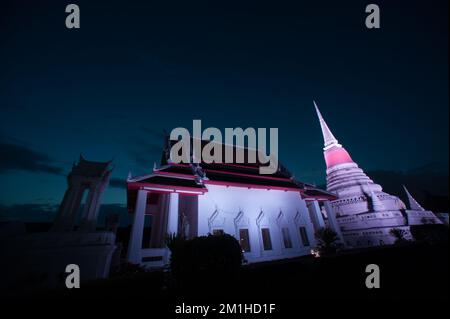 Coloré au crépuscule des temples les plus importants est Phra Samut Chedi. C'est seulement le symbole de la province de Samut Prakan , au milieu de la Thaïlande. Banque D'Images