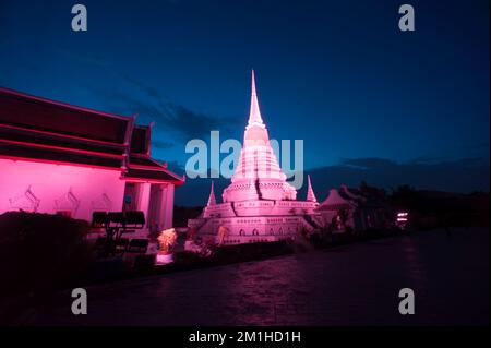 Coloré au crépuscule des temples les plus importants est Phra Samut Chedi. C'est seulement le symbole de la province de Samut Prakan , au milieu de la Thaïlande. Banque D'Images