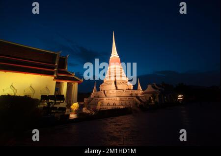 Coloré au crépuscule des temples les plus importants est Phra Samut Chedi. C'est seulement le symbole de la province de Samut Prakan , au milieu de la Thaïlande. Banque D'Images