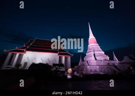 Coloré au crépuscule des temples les plus importants est Phra Samut Chedi. C'est seulement le symbole de la province de Samut Prakan , au milieu de la Thaïlande. Banque D'Images