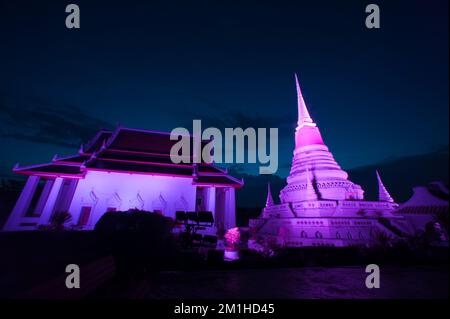 Coloré au crépuscule des temples les plus importants est Phra Samut Chedi. C'est seulement le symbole de la province de Samut Prakan , au milieu de la Thaïlande. Banque D'Images