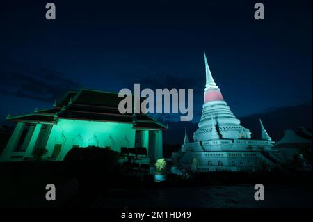 Coloré au crépuscule des temples les plus importants est Phra Samut Chedi. C'est seulement le symbole de la province de Samut Prakan , au milieu de la Thaïlande. Banque D'Images