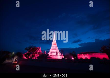 Coloré au crépuscule des temples les plus importants est Phra Samut Chedi. C'est seulement le symbole de la province de Samut Prakan , au milieu de la Thaïlande. Banque D'Images