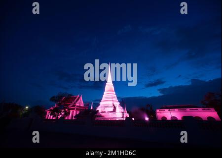 Coloré au crépuscule des temples les plus importants est Phra Samut Chedi. C'est seulement le symbole de la province de Samut Prakan , au milieu de la Thaïlande. Banque D'Images