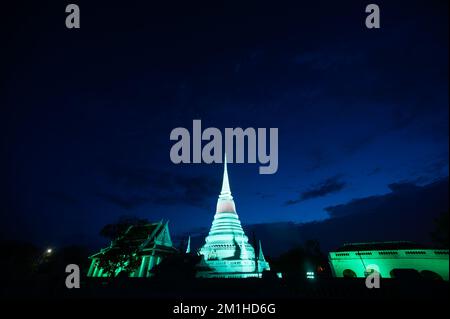 Coloré au crépuscule des temples les plus importants est Phra Samut Chedi. C'est seulement le symbole de la province de Samut Prakan , au milieu de la Thaïlande. Banque D'Images