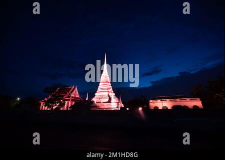 Coloré au crépuscule des temples les plus importants est Phra Samut Chedi. C'est seulement le symbole de la province de Samut Prakan , au milieu de la Thaïlande. Banque D'Images