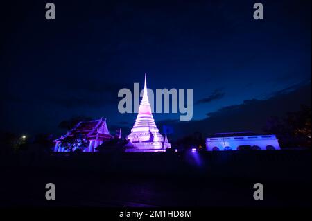 Coloré au crépuscule des temples les plus importants est Phra Samut Chedi. C'est seulement le symbole de la province de Samut Prakan , au milieu de la Thaïlande. Banque D'Images