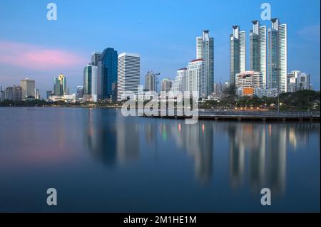 Vue du bâtiment Skyline prise du parc Benjakiti à Bangkok, Thaïlande. Banque D'Images