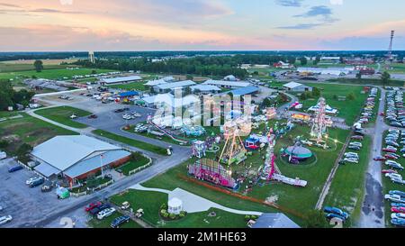 Survolez la foire du comté d'Allen dans l'Indiana au crépuscule Banque D'Images