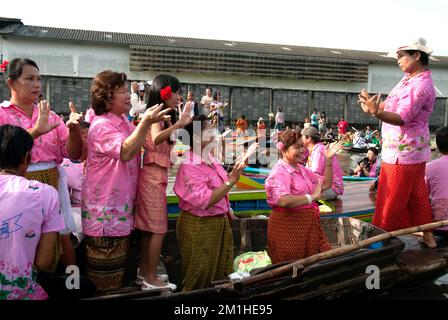 Les gens apprécient la procession de jet de Lotus par la cérémonie de la rivière à la fin de la journée de Carême bouddhiste dans le festival de Bua de RUB, province de Samut Prakan, Thaïlande. Banque D'Images