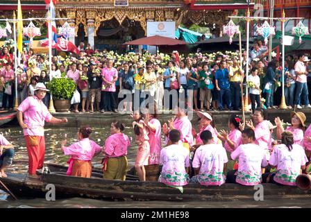 Les gens apprécient la procession de jet de Lotus par la cérémonie de la rivière à la fin de la journée de Carême bouddhiste dans le festival de Bua de RUB, province de Samut Prakan, Thaïlande. Banque D'Images