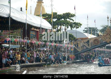 Les gens apprécient la procession de jet de Lotus par la cérémonie de la rivière à la fin de la journée de Carême bouddhiste dans le festival de Bua de RUB, province de Samut Prakan, Thaïlande. Banque D'Images