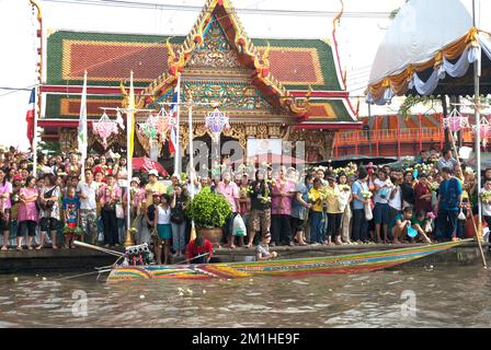 Les gens apprécient la procession de jet de Lotus par la cérémonie de la rivière à la fin de la journée de Carême bouddhiste dans le festival de Bua de RUB, province de Samut Prakan, Thaïlande. Banque D'Images