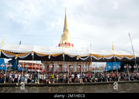 Les gens apprécient la procession de jet de Lotus par la cérémonie de la rivière à la fin de la journée de Carême bouddhiste dans le festival de Bua de RUB, province de Samut Prakan, Thaïlande. Banque D'Images