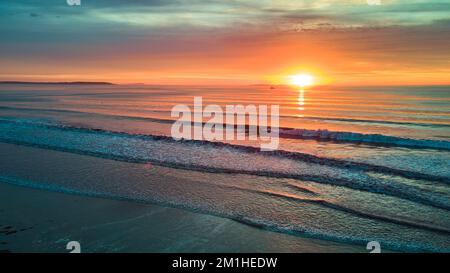 Lever de soleil magique au-dessus de la plage avec les vagues de l'océan dans le Maine Banque D'Images