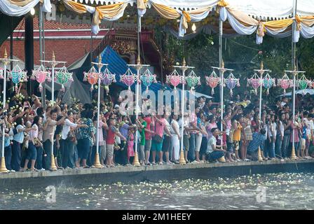 Les gens apprécient la procession de jet de Lotus par la cérémonie de la rivière à la fin de la journée de Carême bouddhiste dans le festival de Bua de RUB, province de Samut Prakan, Thaïlande. Banque D'Images