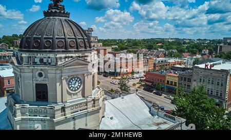 À proximité du palais de justice de Bloomington, Indiana, horloge avec le centre-ville en arrière-plan Banque D'Images