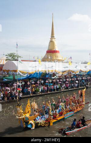 Les gens apprécient la procession de jet de Lotus par la cérémonie de la rivière à la fin de la journée de Carême bouddhiste dans le festival de Bua de RUB, province de Samut Prakan, Thaïlande. Banque D'Images